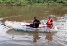 নষ্ট প্লাস্টিক বোতলে নৌকা!