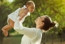 শিশুকে শূণ্যে ছুঁড়ে আদরে হতে পারে বিপদ