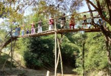 নাইক্ষ্যংছড়িতে বাঁশের সাঁকোয় ঝুঁকিপূর্ণ পারাপার