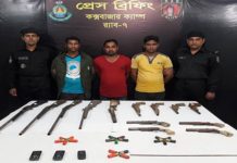 ফুলের ঝাড়ুর মধ্যে ১৩ আগ্নেয়াস্ত্র, আটক ৩