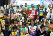 বছরের প্রথম দিনেই বই হাতে পেলো বান্দরবানের শিক্ষার্থীরা