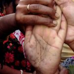 হাতে, মাঠে, মোবাইলে প্রশ্ন!