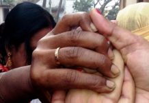 হাতে, মাঠে, মোবাইলে প্রশ্ন!