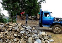 লামায় রাতের অন্ধকারে পাথর পাচার ; সক্রিয় ৪০ সিন্ডিকেট