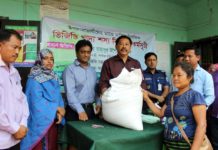 বান্দরবানে দুস্থদের ভিজিডি’র চাল দিলেন বীর বাহাদুর