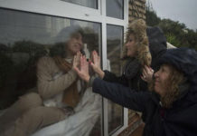 বেঁচে থাকতে কাঁচের ঘরেই ১৩ বছর!