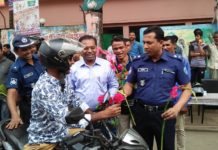 হাইড্রোলিক হর্নের বিরুদ্ধে অভিযান শীঘ্রই বান্দরবানে হেলমেট পরলে ফুল-মিষ্টি, না পরলে মামলা