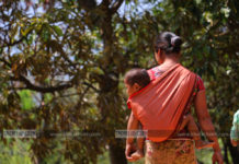 পাহাড়ি মা ও শিশু