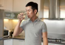দাঁড়িয়ে পানি পান স্বাস্থ্যঝুঁকি বাড়ায়