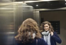 লিফটে আয়না থাকে কেন?