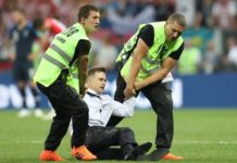 ফাইনাল ম্যাচেও অঘটন, মাঠে ঢুকে পড়লেন দুই দর্শক, চূড়ান্ত নাটক