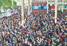 অগ্রিম টিকিটের জন্য কমলাপুর স্টেশনে হাজার হাজার মানুষের ভিড়