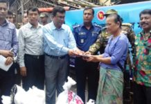 বান্দরবানে অগ্নিকান্ডে ক্ষতিগ্রস্থদের মাঝে প্রশাসনের ত্রান বিতরণ
