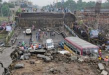 কোলকাতায় সেতু ভেঙে ব্যাপক ক্ষয়ক্ষতি, উদ্বিগ্ন মমতা
