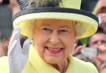 নকল হাতও আছে রানি এলিজাবেথের