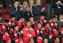 ইংল্যান্ডে ম্যান ইউনাইটেডের ফুটবল ম্যাচ দেখলো থাই ‘গুহা বালকরা’