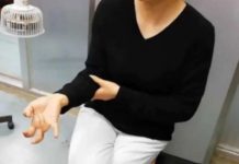 সারাক্ষণ মোবাইলে, বেঁকে গেল আঙুলগুলো