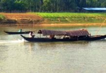 লামায় মাঝ নদীতে জুয়ার আসর !