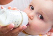 ছোট শিশুদের গরুর দুধ খাওয়ানো কি ঠিক?