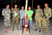 লামায় দুই ইয়াবা ব্যবসায়ীকে আটক করে পুলিশে দিলো সেনা সদস্যরা