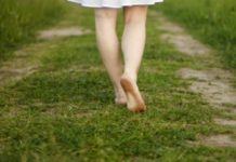 খালি পায়ে হাঁটার যত উপকারিতা