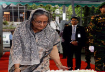 বঙ্গবন্ধুর প্রতিকৃতিতে প্রধানমন্ত্রীর শ্রদ্ধা