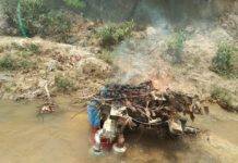 বালি তোলার অবৈধ মেশিন পুড়িয়ে দিলেন ইউএনও