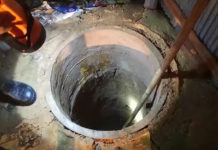 টয়লেটের ট্যাংক থেকে মোবাইল তুলতে গিয়ে মৃত্যু