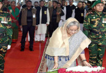 আওয়ামী লীগের প্রতিষ্ঠাবার্ষিকীতে বঙ্গবন্ধুর প্রতিকৃতিতে শেখ হাসিনার শ্রদ্ধাঞ্জলি