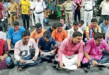 জুমার নামাজ ঠেকাতে রাস্তায় হনুমান চল্লিশা