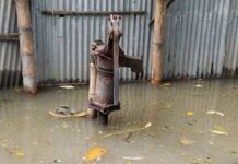 ডুবে গেছে সব টিউবওয়েল আশ্রয়কেন্দ্রে বিশুদ্ধ পানির সংকট