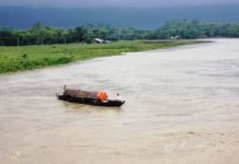 উত্তাল পাহাড়ি নদীতেও থেমে নেই জীবিকার সন্ধান