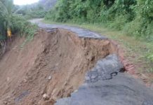 অতিবৃষ্টিতে থানচি রুমা সড়কে বিপদজনক ধস