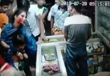 নিজের সন্তানকে নিয়ে হাঁটার সময় ছেলেধরা সন্দেহে গণপিটুনির শিকার এক মা