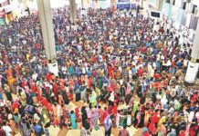 ঈদুল আজহা উপলক্ষে তৃতীয় দিনের মতো চলছে ট্রেনের আগাম টিকিট বিক্রি