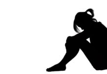 স্কুলছাত্রীর সাথে জোর করে ছবি তুলে এলাকায় পোস্টারিং