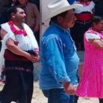 নির্বাচনী ওয়াদা না রাখায় মেয়রকে স্কার্ট-ব্লাউজ পরিয়ে রাস্তায় ঘোরালো নগরবাসী