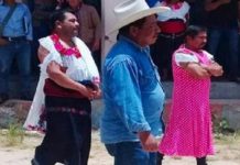 নির্বাচনী ওয়াদা না রাখায় মেয়রকে স্কার্ট-ব্লাউজ পরিয়ে রাস্তায় ঘোরালো নগরবাসী