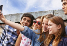 উকুন বিস্তারের অন্যতম কারণ হলো সেলফি: গবেষণায় প্রমাণিত