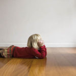 যে উপায়ে শিশুর স্ক্রিন দেখার অভ্যাস কমাতে পারেন