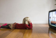 যে উপায়ে শিশুর স্ক্রিন দেখার অভ্যাস কমাতে পারেন