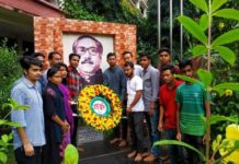 বঙ্গবন্ধুর প্রতিকৃতিতে শ্রদ্ধা নিবেদেন করলেন কলেজ ছাত্রলীগের নব নির্বাচিত নেতারা