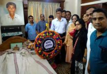মন্ত্রীর মায়ের কফিনে শিল্পী সমাজের শ্রদ্ধা নিবেদন