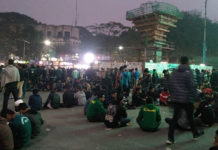 পূজার জন্য নির্বাচন পেছানোর দাবিতে শাহবাগ অবরোধ