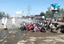 ভারতে অভিবাসী শ্রমিকদের উপর জীবাণুনাশক স্প্রে