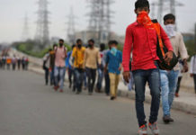 ভারত লকডাউন: নিজের গ্রামে ফিরতে শত শত মাইল পথ পাড়ি দিচ্ছে শ্রমিকরা