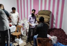 করোনা স্বেচ্ছাসেবক গ্রুপ: বান্দরবানে কর্মহীন অসহায় মানুষের পাশে