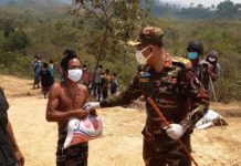 বান্দরবানের দূর্গম পাহাড়ে হেলিকপ্টারে ত্রাণ পৌঁছালো সেনাবাহিনী