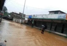 সামান্য বৃষ্টিতেই তলিয়ে গেল কালাঘাটার সব সড়ক; চলাচলে দুর্ভোগ