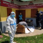 মুখ থুবড়ে পড়ে ছিল বৃদ্ধের মরদেহ ; করোনা পরীক্ষার জন্য নমুনা সংগ্রহ